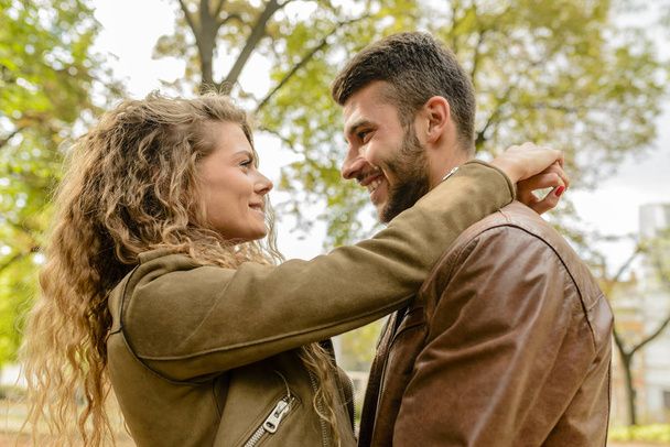 رابطه عاطفی - آموزش روابط زناشویی -شناخت مردان و زنان - عشق محبت - روانشناسی مهارت‌های ارتباطی دختران و پسران